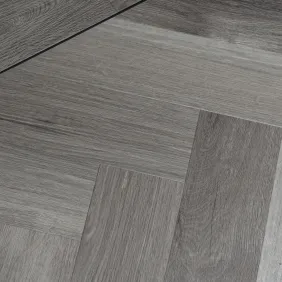 Klijuojamos vinilinės grindys mFLOR Parva Broad Leaf Herringbone Plus 40828 Grey Sycamore