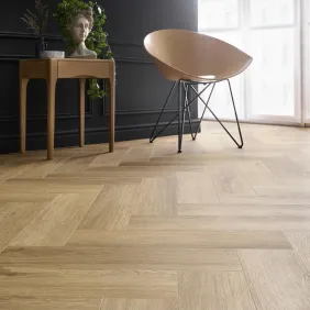 Rakinamos vinilinės grindys eglute Arbiton Amaron Herringbone EIR Acoustic CASA 208 Burbon Oak