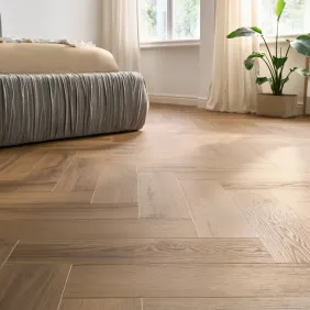 Rakinamos vinilinės grindys eglute Arbiton Amaron Herringbone EIR Acoustic CASA 229 Rochester Oak